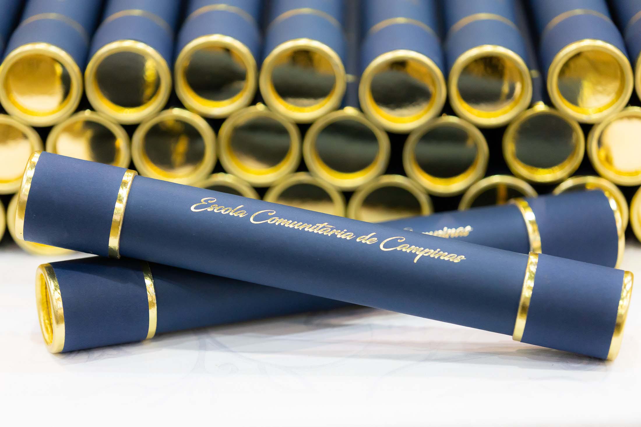 Materiais de formatura organizados para entrega.