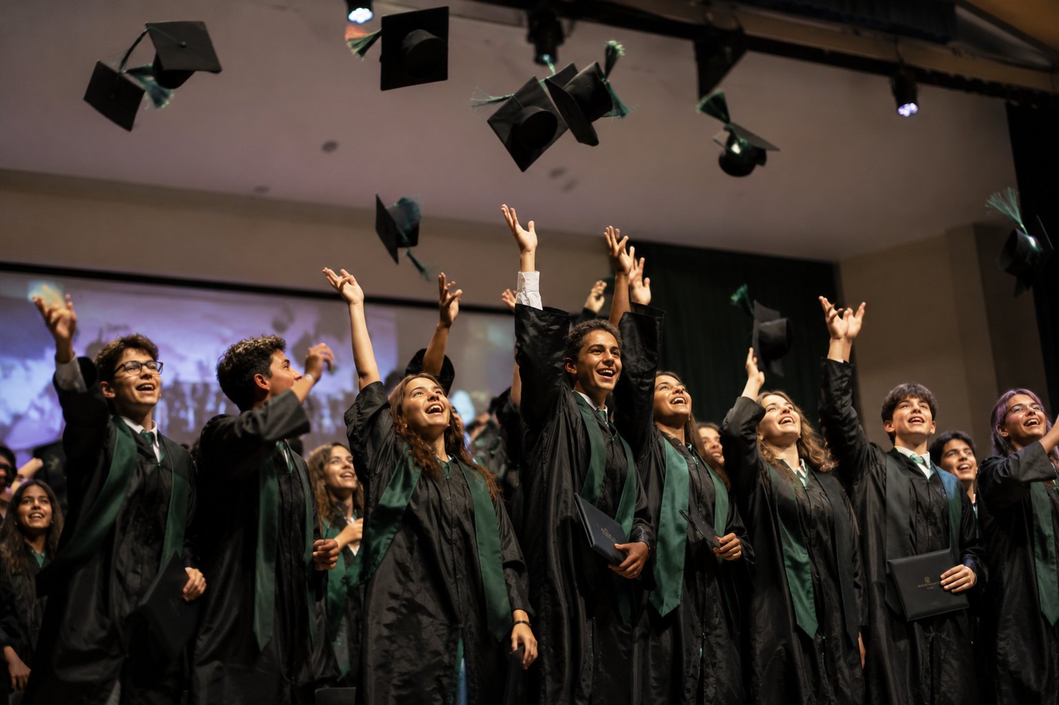 Formandos celebrando em uma cerimônia escolar.