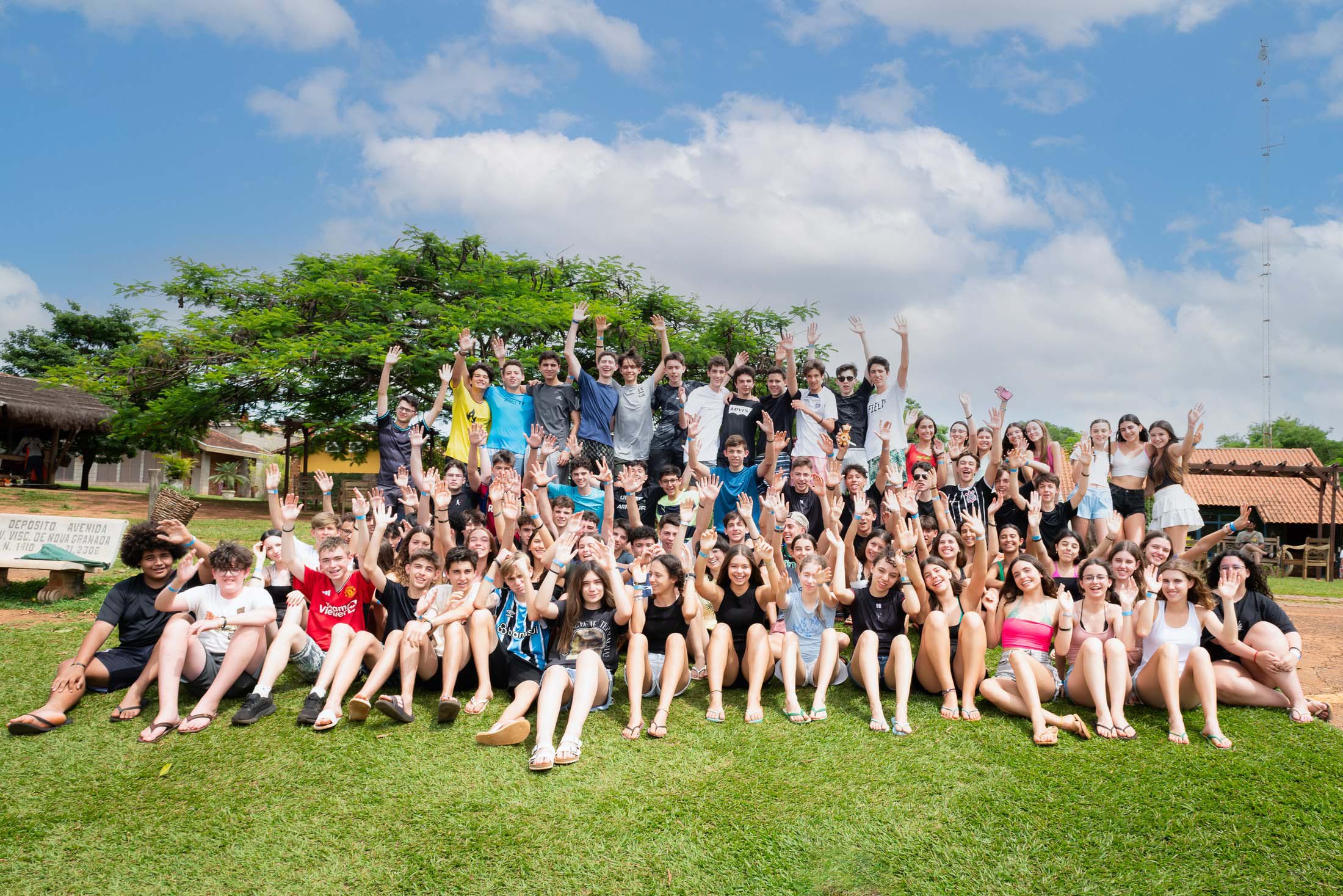 Turma em atividade externa escolar.